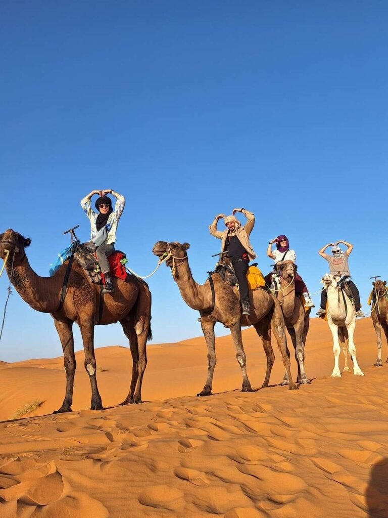 Destinos em Marrocos: dunas do Saara sob céu azul